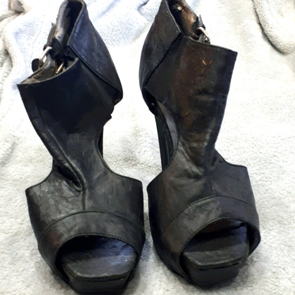 Heels - Picture 4 of 6